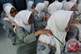 Pelajar SMA Darul Ulum 2 Unggulan BPPT saling pijat sebelum masuk mengerjakan soal Ujian Nasional Berbasis Komputer mata pelajaran matematika gelombang II di Rejoso, Peterongan, Jombang, Jawa Timur, Rabu (6/4). Pijat massal ini untuk menghilangkan ketegangan sehingga para siswa bisa mengerjakan soal-soal UNBK dengan lebih tenang dan rileks.  Antara Jatim/Syaiful Arif/zk/16