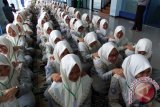 Pelajar SMA Darul Ulum 2 Unggulan BPPT saling pijat sebelum masuk mengerjakan soal Ujian Nasional Berbasis Komputer mata pelajaran matematika gelombang II di Rejoso, Peterongan, Jombang, Jawa Timur, Rabu (6/4). Pijat massal ini untuk menghilangkan ketegangan sehingga para siswa bisa mengerjakan soal-soal UNBK dengan lebih tenang dan rileks.  Antara Jatim/Syaiful Arif/zk/16