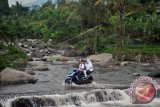 Pelajar mengendarai sepeda motor melintasi sungai Ciapus, Kecamatan Tamansari, Kabupaten Bogor, Jawa Barat. (ANTARA FOTO/Arif Firmansyah/Dok). 