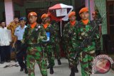 Prajurit TNI mengusung peti jenazah Kopda Beni Piyandi dari rumah duka menuju Tempat Pemakaman Umum (TPU) Purwodadi, Barat, Kabupaten Magetan, Jatim, Kamis (7/4). Kopda Beni adalah prajurit Batalyon 461 Pasukan Khas (Paskhas) yang tewas bersama Pratu Supranoto saat melakukan 'free fall' dalam rangka geladi bersih persiapan HUT ke-70 TNI AU di Lanud Halim Perdanakusuma. Antara Jatim/Foto/Siswowidodo/zk/16