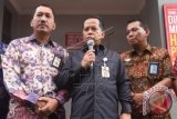 Direktur Pemeriksaan dan Penagihan Ditjen Pajak Edi Slamet (tengah) didampingi Kepala Kanwil DJP Jakarta Pusat Angin Prayitno Aji (kiri) dan Kadiv PAS Kanwil DKI Jakarta Kemenkumham A Yusparuddin menyampaikan keterangan terkait penyanderaan penunggak pajak di Jakarta, Kamis (7/4). Ditjen Pajak saat ini menyandera empat orang penunggak pajak yang dititipkan di Rutan Salemba dan masih mengejar pelaku-pelaku lain yang belum menunaikan kewajibannya. ANTARA FOTO/Akbar Nugroho Gumay/wdy/16