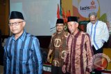 Wakil Gubernur Jawa Timur, Saifullah yusuf (keempat kiri) Ketua Umum Pimpinan Pusat Muhammadiyah, Dr Hedar Nasir (ketiga kiri) Pimpinan Wilayah Muhammadiyah Jawa Timur M. Saad Ibrahim (kedua kiri) Ketua PP Muhammadiyah Drs. Hajriyanto Y. Tohari (kiri) membuka  Rapat Koordinasi Nasional (Rakornas) Lazismu 2016 di Sidoarjo, Jawa Timur, Kamis (7/4). Rakornas Lazismu mengambil tema 'Reposisi Lazismu Sebagai Amil Zakat Nasional Berkemajuan' untuk menghadapi tantangan pengelolaan zakat serta perkembangan teknologi digital yang semakin pesat. Antara Jatim/Umarul Faruq/zk/16