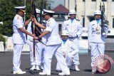 Panglima Komando Armada RI Kawasan Timur (Pangarmatim) Laksamana Muda TNI Darwanto (kiri) menyerahkan bendera Pataka Lantamal VIII Samapta Rumeksa pada Komandan Lantamal (Danlantamal) VIII Manado yang baru, Laksamana Pertama TNI Suselo (kanan) ketika upacara serah terima jabatan Danlantamal VIII Manado di Dermaga Koarmatim, Ujung, Surabaya, Jawa Timur, Kamis (7/4). Laksamana Pertama TNI Suselo menggantikan pejabat lama Laksamana Pertama TNI Manahan Simorangkir yang selanjutnya menjabat sebagai Komandan Pusat Penerbangan Angkatan Laut (Danpuspenerbal) di Juanda. Antara Jatim/M Risyal Hidayat/zk/16