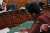 Hakim Ferdinandus (kiri) mendengarkan jawaban dari Kejaksaan Tinggi Jawa Timur saat sidang lanjutan praperadilan di Pengadilan Negeri Surabaya, Jawa Timur, Rabu (6/4). Sidang lanjutan tersebut beragendakan  pembacaan jawaban dari Kejaksaan Tinggi Jawa Timur terkait kasus penetapan La Nyalla Mataliti sebagai tersangka atas kasus dugaan korupsi pembelian saham IPO Bank Jatim. Antara Jatim/Didik Suhartono/zk/16