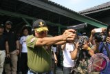 Pangdam I/Bukit Barisan Mayjen TNI Lodewyk Pusung memperlihatkan kemampuan menembak pistol ketika membuka Kejuaraan Menembak Terbuka Piala Pangdam I/Bukit Barisan di Medan, Sumatera Utara, Jumat (8/4). Lomba menembak yang diikuti oleh para petembak dari TNI, Polri dan Sipil tersebut mempertandingkan kategori Air Pistol, Air Riffle dan Tembak Reaksi yang berlangsung hingga 10 April 2016. ANTARA SUMUT/Septianda Perdana/16