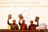 Menteri Keuangan Bambang Brodjonegoro (kiri) bersama Gubernur Bank Indonesia Agus Martowardojo (tengah) dan Ketua Dewan Komisaris OJK Muliaman D Hadad (kanan) menandatangani nota kesepahaman mengenai Pengembangan dan Pendalaman Pasar Keuangan Untuk Mendukung Pembiayaan Pembangunan Nasional di Jakarta, Jumat (8/4). Penandatangan kerjasama tersebut bertujuan untuk memberi pemenuhan kebutuhan pembiayaan pembangunan melalui berbagai macam instrumen keuangan. ANTARA FOTO/Rivan Awal Lingga/wdy/16.