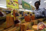 Hamdi pemilik makanan rendang yang sudah dalam kemasan asal Payakumbuh, Sumbar memperlihatkan produknya pada pameran Gelar Produk Unggulan Nusantara di Medan, Sumatera Utara, Kamis (7/4). Pameran yang menampilkan produk kerajinan, makanan dan minuman diikuti perwakilan dari 17 provinsi di Indonesia itu diharapkan akan membuka peluang investasi, perluasan jaringan bisnis, dan pemasaran bagi produk-produk UMKM pameran tersebut. ANTARA SUMUT/Septianda Perdana/16 