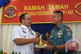 KSAL Laksamana TNI Ade Supandi (kiri) memberikan potongan tumpeng pada Komandan Batalyon Infanteri-1 (Yonif-1) Marinir, Letkol Mar Heru Gunawan (kanan) ketika peresmian markas komando Yonif-1 Marinir di Bhumi Marinir Gedangan, Sidoarjo, Jawa Timur, Jumat (8/4). Yonif-1 Korps Marinir TNI AL secara resmi menempati markas komando untuk meningkatkan latihan dan kemampuan prajurit. Antara Jatim/M Risyal Hidayat/zk/16