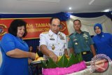 KSAL Laksamana TNI Ade Supandi (kedua kiri) memotong tumpeng didampingi istri Ny. Endah Ade Supandi (kiri), Komandan Batalyon Infanteri-1 (Yonif-1) Marinir, Letkol Mar Heru Gunawan (kedua kanan) dan istri Ny Farikha Heru Gunawan ketika peresmian markas komando Yonif-1 Marinir di Bhumi Marinir Gedangan, Sidoarjo, Jawa Timur, Jumat (8/4). Yonif-1 Korps Marinir TNI AL secara resmi menempati markas komando untuk meningkatkan latihan dan kemampuan prajurit. Antara Jatim/M Risyal Hidayat/zk/16