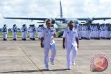 Komandan Pusat Penerbangan Angkatan Laut (Danpuspenerbal) Laksamana Pertama TNI Manahan Simorangkir (kiri) berdampingan dengan pejabat lama, Laksamana Pertama TNI Sigit Setiyanta (kanan) ketika upacara serah terima jabatan Danpuspenerbal di Apron Hanggar Lanudal Juanda Sidoarjo, Jawa Timur, Jumat (8/4). KSAL Laksamana TNI Ade Supandi resmi melantik Laksamana Pertama TNI Manahan Simorangkir menjadi Danpuspenerbal menggantikan Laksamana Pertama TNI Sigit Setiyanta yang selanjutnya bertugas sebagai Staf Khusus KSAL. Antara Jatim/M Risyal Hidayat/zk/16