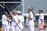 KSAL Laksamana TNI Ade Supandi (kiri) bersiap memberikan pataka Puspenerbal Dharma Jakalaca Putra pada Komandan Pusat Penerbangan Angkatan Laut (Danpuspenerbal) yang baru Laksamana Pertama TNI Manahan Simorangkir (kedua kanan) ketika upacara serah terima jabatan Danpuspenerbal di Apron Hanggar Lanudal Juanda Sidoarjo, Jawa Timur, Jumat (8/4). KSAL Laksamana TNI Ade Supandi resmi melantik Laksamana Pertama TNI Manahan Simorangkir menjadi Danpuspenerbal menggantikan Laksamana Pertama TNI Sigit Setiyanta yang selanjutnya bertugas sebagai Staf Khusus KSAL. Antara Jatim/M Risyal Hidayat/zk/16