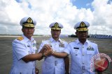 KSAL Laksamana TNI Ade Supandi (tengah) melakukan salam komando dengan Komandan Pusat Penerbangan Angkatan Laut (Danpuspenerbal) yang baru Laksamana Pertama TNI Manahan Simorangkir (kiri) dan pejabat lama Laksamana Pertama TNI Sigit Setiyanta (kanan) ketika upacara serah terima jabatan Danpuspenerbal di Apron Hanggar Lanudal Juanda Sidoarjo, Jawa Timur, Jumat (8/4). Laksamana Pertama TNI Manahan Simorangkir resmi menjadi Danpuspenerbal menggantikan Laksamana Pertama TNI Sigit Setiyanta yang selanjutnya bertugas sebagai Staf Khusus KSAL. Antara Jatim/M Risyal Hidayat/zk/16