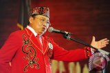 Presiden Masyarakat Adat Dayak Nasional (MADN) sekaligus Gubernur Kalbar, Cornelis berpidato usai pelantikan pengurus MADN periode 2015-2020 di Rumah Radakng, Pontianak, Kamis (7/4). Dalam kesempatan tersebut, Cornelis menyatakan bahwa masyarakat adat Dayak harus maju, cerdas serta tidak mudah dipecah belah dalam hal agama dan politik praktis. ANTARA FOTO/Jessica Helena Wuysang/16
