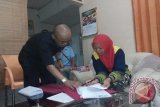 Penandatangan Memorandum of Understanding (MoU) antara Inovator sekaligus Pendiri KGN Baldatun Center Sukabumi, Ade Dasep Zainal Abidin dengan penerima bantuan modal usaha bergilir pada progam Gerobak Garuda yang merupakan inovasi dari Baldatun Center Sukabumi, di Kabupaten Sukabumi, Jawa Barat.  (Foto Antara/Aditya A Rohman).