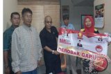 Disahkannya Progam Gerobak Garuda yang ditandai dengan pemberian baner Gerobak Garuda dari Pendiri Koperasi Garudayaksa Nusantara (KGN) Baldatun Center Sukabumi, Ade Dasep Zainal Abidin yang nantinya dipasang di gerobak dagangan para penerima bantuan, di Kabupaten Sukabumi, Jawa Barat.  (Foto Antara/Aditya A Rohman).
