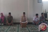 Kegiatan rutin 'Jumat Keliling' (Jumling) yang dilaksanakan Pendiri sekaligus Penanggung Jawab Baldatun Center Sukabumi, Ade Dasep Zainal Abidin (tengah) di Masjid Al-Huda Kampung Panyindangan, Desa Pawenang, Kecamatan Nagrak, Kabupaten Sukabumi.  (Foto Antara/Aditya A Rohman).