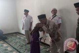 Pemberian santunan kepada 41 anak yatim di Kampung Panyindangan, Desa Pawenang, Kecamatan Nagrak, Kabupaten Sukabumi dari Pendiri KGN Baldatun Center Sukabumi, Ade Dasep Zainal Abidin .  (Foto Antara/Aditya A Rohman).
