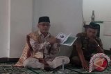 Ade Dasep Zainal Abidin, Pendiri KGN Baldatun Center Sukabumi, menunjukan Hibah Al-Quran yang diberikan kepada pengurus masjid Masjid Al-Huda Kampung Panyindangan, Desa Pawenang, Kecamatan Nagrak, Kabupaten Sukabumi. Pemberian hibah Al-quran tersebut bertujuan untuk menjalankan amanah almarhum kedua orang tuanya.  (Foto Antara/Aditya A Rohman).