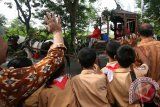 Sejumlah pejabat pemerintah daerah Nganjuk mengikuti tradisi pawai Alegoris menggunakan kereta kencana melewati rute yang telah ditentukan di Kelurahan Brebek, Nganjuk, Jawa Timur, Sabtu (9/4). Pawai Alegoris merupakan prosesi yang bermakna perpindahan atau dalam bahasa Jawa disebut Boyongan Pemerintahan Kabupaten Nganjuk dari Brebek menuju Kota Nganjuk sebagai puncak peringatan hari jadi Nganjuk ke-1079. Antara Jatim/Prasetia Fauzani/zk/16