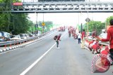 Ratusan Pekerja Dinas PU Binamarga dan Pematusan Kota Surabaya  mengecat ulang jalan layang Mayangkara di Surabaya, MInggu (10/4). Pengecatan marka dan bahu jalan sepanjang Jalan Ahmad Yani itu bertujuan untuk mempercantik dan memperjelas sehingga membuat nyaman pengguna jalan. Antara Jatim/Abdullah Rifai/zk/16