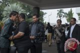 Presiden Joko Widodo (kiri) memberi ucapan belasungkawa kepada anak dari Jacob Nuwa Wea, Andi Gani Nena Wea (kedua kiri) disaksikan Menteri Ketenagakerjaan Hanif Dhakiri (kanan) dan Sekretaris Kabinet Pramono Anung (kedua kanan) di Bandara Halim Perdanakusuma, Jakarta, Minggu (10/4). Jacob Nuwa Wea yang pernah menjadi menakertrans di era Megawati tersebut meninggal akibat sakit di Rumah Sakit Gleaneagles Penang, Malaysia. ANTARA FOTO/Rosa Panggabean/wdy/16.