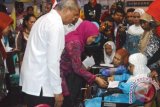 Mensos RI Khofifah Indar Parawansa didampingi Wali Kota Ternate, Burhan Abdurahman, memberikan bantuan kepada masyarakat lanjut usia terlantar di Ternate (Abdul Fatah)