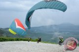 Sejumlah atlet paralayang yang tergabung dalam Elang Ijen Paragliding Club bersiap terbang (take off) dari Bukit Megasari, Sempol, Bondowoso, Jawa Timur, Sabtu (9/4). Bukit Megasari merupakan lokasi take off paralayang yang memiliki ketinggian 600 meter tertinggi di Pulau Jawa, yaitu dengan ketinggian take off 1.700 Mdpl dan ketinggian mendarat (landing) 1.100 Mdpl dengan jarak antara lokasi take off dan landing sekitar 3 km serta bisa menikmati pemandangan Gunung Raung, Gunung Ijen, Kawah Wurung, air terjun, perkebunan kopi.
Antara Jatim/Seno/zk/16.