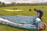 Dua atlet paralayang yang tergabung dalam Elang Ijen Paragliding Club melipat parasut paska terbang dari Bukit Megasari, Sempol, Bondowoso, Jawa Timur, Sabtu (9/4). Bukit Megasari merupakan lokasi take off paralayang yang memiliki ketinggian 600 meter tertinggi di Pulau Jawa, yaitu dengan ketinggian take off 1.700 Mdpl dan ketinggian mendarat (landing) 1.100 Mdpl dengan jarak antara lokasi take off dan landing sekitar 3 km serta bisa menikmati pemandangan Gunung Raung, Gunung Ijen, Kawah Wurung, air terjun, perkebunan kopi.
Antara Jatim/Seno/zk/16.