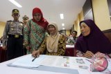 Mentri Sosial Khofifah Indar Parawansa (dua kiri) didampingi Kapolres Blitar AKBP Slamet Waloya (kiri) meninjau langsung ruang ujian SIM C bagi warga miskin di Kantor Bupati Blitar, Jawa Timur, Minggu (10/4). Kemensos RI bekerjasama dengan Korlantas Polri melaksanakan program gratis permohonan Surat Izin Mengemudi (SIM) C kepada 200 warga kurang mampu didaerah tersebut dengan tujuan agar warga miskin bisa lebih kreatif dan produktif dalam membuat usaha. Antara Jatim/Irfan Anshori/zk/16