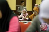 Warga mengikuti ujian teori di ruang ujian SIM C bagi warga miskin di Kantor Bupati Blitar, Jawa Timur, Minggu (10/4). Kemensos RI bekerjasama dengan Korlantas Polri melaksanakan program gratis permohonan Surat Izin Mengemudi (SIM) C kepada 200 warga kurang mampu didaerah tersebut dengan tujuan agar warga miskin bisa lebih kreatif dan produktif dalam membuat usaha. Antara Jatim/Irfan Anshori/zk/16