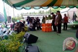 Blitar (Antara Jatim) - Direktur Utama BPJS Kesehatan Fachmi Idris (kanan) menandatagani MoU dengan Ketua Umum PP Muslimat NU Khofifah Indar Parawansa dalam kegiatan Harlah ke-70 Muslimat NU di Lapangan Kecamatan Bakung, Kabupaten Blitar, Jawa Timur, Minggu (10/4). Nota kesepahaman di antara PP Muslimat NU dengan BPJS Kesehatan itu mencakup perluasan kepesertaan program JKN-KIS serta sosialisasi program itu ke masyarakat. Nota kesepahaman itu juga ditandatangani kedua belah pihak, dengan disaksikan seluruh warga Muslimat NU yang jumlahnya mencapai puluhan ribu orang. Nota itu berlaku satu tahun, terhitung 10 April 2016 hingga 9 April 2017. Antara Jatim/Foto/Asmaul Chusna 