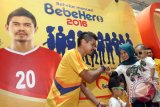 Pesepakbola nasional Bambang Pamungkas (kiri) menyalami ibu bersama anaknya saat melakukan Kampanye "Bebehero Mencari Anak Hebat" di Medan, Sumatera Utara, Minggu (10/4). Bebehero merupakan kampanye dari Bebelac sebagai bentuk dukungan bagi ibu untuk dapat membesarkan anak hebat. ANTARA SUMUT/Septianda Perdana/16