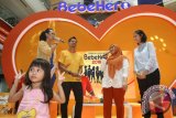 Pesepakbola nasional Bambang Pamungkas (kedua kiri) bersama Corporate Communication PT Nutricia Indonesia Syafarina Fauziah Nasution (kedua kanan) dan Psikolog Anak Nadya Pramesrani (kanan) melakukan Kampanye "Bebehero Mencari Anak Hebat" di Medan, Sumatera Utara, Minggu (10/4). Bebehero merupakan kampanye dari Bebelac sebagai bentuk dukungan bagi ibu untuk dapat membesarkan anak hebat. ANTARA SUMUT/Septianda Perdana/16