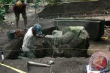 Pekerja menggali tanah di sekitar arca makara di area situs 'kuburan candi' Desa Adan-Adan, Kabupaten Kediri, Jawa Timur, Senin (11/4). Tim dari Pusat Arkeologi Nasional  (Puslit Arkenas) melakukan ekskavasi terhadap situs yang diperkirakan sebagai kompleks candi pada masa peralihan peradaban Jawa Tengah (Mataram Kuno) ke Jawa Timur tersebut guna dilakukan penelitian lanjutan yang dilakukan oleh R. Soekmono dari Puslit Arkenas pada tahun 1957. Antara Jatim/Prasetia Fauzani/zk/16