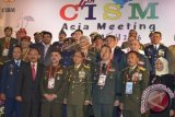 Presiden Dewan Olahraga Militer Internasional (CISM) Asia Brigadier General Baran Cheshmeh Mehr Ali (tiga kiri) dan Pangdam IX Udayana Setyo Sulastro (tengah) berfoto bersama para delegasi saat pembukaan CISM 2016 di Kuta, Bali, Senin (11/4). Pertemuan yang digelar selama lima hari tersebut dihadiri oleh delegasi dari 51 negara untuk membahas perencanaan olahgara militer tahun berikutnya sekaligus keinginan Indonesia untuk menjadi pusat olahraga militer di Asia. ANTARA FOTO/Wira Suryantala/wdy/16.