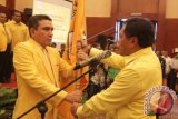 Wakil Ketua DPP Partai Golkar, Nurdin Halid (kanan) menyerahkan bendera pataka Partai Golkar kepada Ketua DPD-I Partai Golkar Aceh, Teuku Muhammad Nurlif (kiri) saat pelantikan di Banda Aceh, Minggu (10/4) . Selain pelantikan DPD--I Partai Golkar Aceh periode 2016-2021 yang dirangkai dengan kegiatan Rapat Kerja Daerah, , Golkar Aceh juga mendeklarasikan bakal calon kandidat gubernur Aceh, Teuku Muhammad Nurlif yang saat ini menjabat sebagai Ketua DPD-I Partai Golkar Aceh. ANTARA FOTO/Ampelsa/pd/16