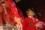 Presiden Masyarakat Adat Dayak Nasional (MADN) sekaligus Gubernur Kalbar, Cornelis berpidato usai pelantikan pengurus MADN periode 2015-2020 di Rumah Radakng, Pontianak, Kamis (7/4). Dalam kesempatan tersebut, Cornelis menyatakan bahwa masyarakat adat Dayak harus maju, cerdas serta tidak mudah dipecah belah dalam hal agama dan politik praktis. (Foto Jessica Helena Wuysang)