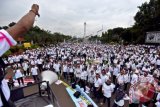 Pengunjuk rasa dari Barisan Nasional Pendamping Desa (BNPD) melakukan demo di depan Istana Merdeka, Jakarta, Selasa (12/4). Mereka menolak rencana seleksi terhadap pendamping desa yang berasal dari Program Nasional Pemberdayaan Masyarakat Mandiri Pedesaan (PNPM Mandiri Pedesaan) serta menuntut revisi surat Dirjen PPMD Kemendes PDTT perihal kontrak tenaga kerja pendamping desa 2016. ANTARA FOTO/Wahyu Putro A/wdy/16.