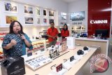 Petugas PT Datascrip menjelaskan produk unggulan Canon pada pengunjung saat pembukaan kantor baru PT Datascrip di Medan, Sumatera Utara, Selasa (12/4). Dengan adanya kantor penjualan ini, diharapkan dapat menjangkau lebih kebutuhan masyarakat terhadap produk-produk unggulan Canon sehingga konsumen bisa mendapatkan nilai tambah tersendiri dibanding berbelanja di toko biasa. ANTARA SUMUT/Septianda Perdana/16