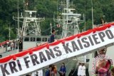 Presiden Joko Widodo menaiki KRI Frans Kaisiepo-368 sebelum melakukan inspeksi parade kapal (fleet inspection) dalam pelaksanaan International Fleet Review, Komodo 2016, di Pelabuhan Teluk Bayur, Padang, Sumatera Barat, Selasa (12/4). Kegiatan tersebut melibatkan sedikitnya 50-an kapal dari 15 negara peserta Komodo 2016. ANTARA FOTO/Iggoy el Fitra/wdy/16.