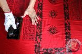Pekerja melakukan proses pencetakan motif kain batik Sumatera Utara, di UKM "Batik Opung" di Medan, Selasa (12/4). Kain batik dengan motif budaya yang ada di Sumatera Utara tersebut, dijual Rp150.000 - Rp.250.000/dua meter. ANTARA SUMUT/Irsan Mulyadi/16