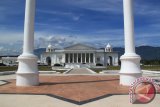 Kendaraan tamu undangan  melintas di depan Istana Wali Nanggroe Aceh saat  peresmian  di desa Lampeunerut, Kabupaten Aceh Besar, Aceh, Rabu (13/4).  Istana Wali Nanggroe Aceh  yang memiliki areal seluas 11 hektare dan menghabiskan anggaran Rp 97 miliar itu merupakan simbul pemersatu bangsa Aceh yang antara lain tugas dan fungsinya melestarikan nilai-nilai adat, budaya , sosial dan peradaban karena Aceh terdiri dari keanekagaraman suku serta budaya dengan kultur yang berbeda. ANTARA ACEH/Ampelsa/16
