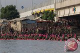 Ribuan prajurit Korps Marinir TNI Angkatan Laut bersiap-siap berenang melintasi selat Madura, Surabaya, Jawa Timur, Rabu (13/4). Latihan yang dilakukan oleh 2016 anggota TNI AL tersebut sebagai persiapan pemecahan rekor MURI perenang terbanyak melintasi selat Madura yang akan digelar pada 28 April. Antara Jatim/Didik Suhartono/zk/16