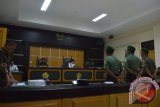 Para terdakwa dari kanan, Serma Agen Purnama, Serda Agustinus Marin, Serka Mintoro mendengarkan dakwaan yang dibacakan Oditur Militer saat menjalani persidangan dakwaan penganiayaan yang menewaskan Kopka Andi Prya Dwi Harsono, prajudit TNI yang menjadi ajudan Dandim Lamongan di Pengadilan Militer Madiun, Jawa Timur, Rabu (13/4). Para terdakwa bersama terdakwa lain termasuk Letkol Ade Rizal Dandim Lamongan yang menjabat saat itu menganiaya Kopka Andi hingga tewas pada Oktober 2014. Antara Jatim/Foto/Siswowidodo/zk/16