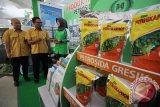 Direktur Produksi Petrokimia Gresik I Ketut Rusnaya (tengah) didampingi Sekretaris Perusahaan Wahyudi (kiri) meninjau stan pameran saat pembukaan Konvensi Inovasi Petrokimia Gresik (KIPG) ke 30 di SOR Tri Dharma PG, Gresik, Jawa Timur, Rabu (13/4). Selain untuk mengapresiasi, kegiatan dengan tema 'Inovasi Berkelanjutan untuk Hasilkan Kinerja Unggul' tersebut merupakan ajang berbagi pengetahuan dan mengokohkan budaya inovasi di lingkungan Petrokimia Gresik. Antara Jatim/Moch Asim/zk/16