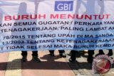 Buruh yang tergabung dalam Federasi Serikat Pekerja Metal Indonesia (FSPMI) menggelar aksi di depan Gedung MK, Jakarta, Kamis (14/4). Mereka menuntut Mahkamah Konstitusi agar melakukan 'judicial review' terhadap Peraturan Pemerintah Nomor 78/2015 tentang Pengupahan. ANTARA FOTO/Reno Esnir/wdy/16