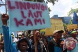 Sejumlah nelayan tradisional Sumut melakukan aksi unjukrasa di depan kantor Gubernur Sumatera Utara, Medan, Kamis (14/4). Mereka menuntut pemerintah untuk menindak pelaku yang masih menggunakannya pukat Grandong dan Trawl disekitar wilayah perairan Sumatera Utara karena dianggap merusak lingkungan dan merugikan para nelayan. ANTARA SUMUT/Septianda Perdana/16