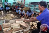 Sejumlah warga binaan pemasyarakatan lapas Banyuwangi menyelesaikan kerajinan tangan dari kayu di Lapas, Banyuwangi, Jawa Timur, Kamis (14/4). Kerajinan hasil nara pidana berbagai bentuk seperti piring, mangkok dan gelas yang terbuat dari kayu tersebut, mampu menembus pasar ekspor hingga ke Singapore, Hongkong dan Jepang. Antara Jatim/ Budi Candra Setya/zk/16.