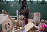 Pelajar melihat lampu meja dari limbah kayu yang dipajang dalam pameran Karya Dari Sampah di halaman SMK 6, Malang, Jawa Timur, Kamis (14/4). Pameran hasil karya pelajar tersebut merupakan upaya mendorong kreatifitas pelajar dalam pemanfaatan sampah terkait ancaman perubahan iklim. Antara Jatim/Ari Bowo Sucipto/zk/16.