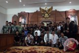 Gubernur Jawa Timur Soekarwo bersama Wakil Gubernur Jawa Timur Saifullah Yusuf berfoto bersama anggota tim Ekspedisi Islam Nusantara di Gedung Negara Grahadi, Jalan Gubernur Suryo Surabaya, Kamis (14/4). Tim ini digagas Pengurus Besar Nahdlatul Ulama (PBNU) sebagai wujud perekaman jejak dan rekonstruksi sejarah untuk perdamaian di Tanah Air. Antarajatim/Fiqih Arfani/zk/16
